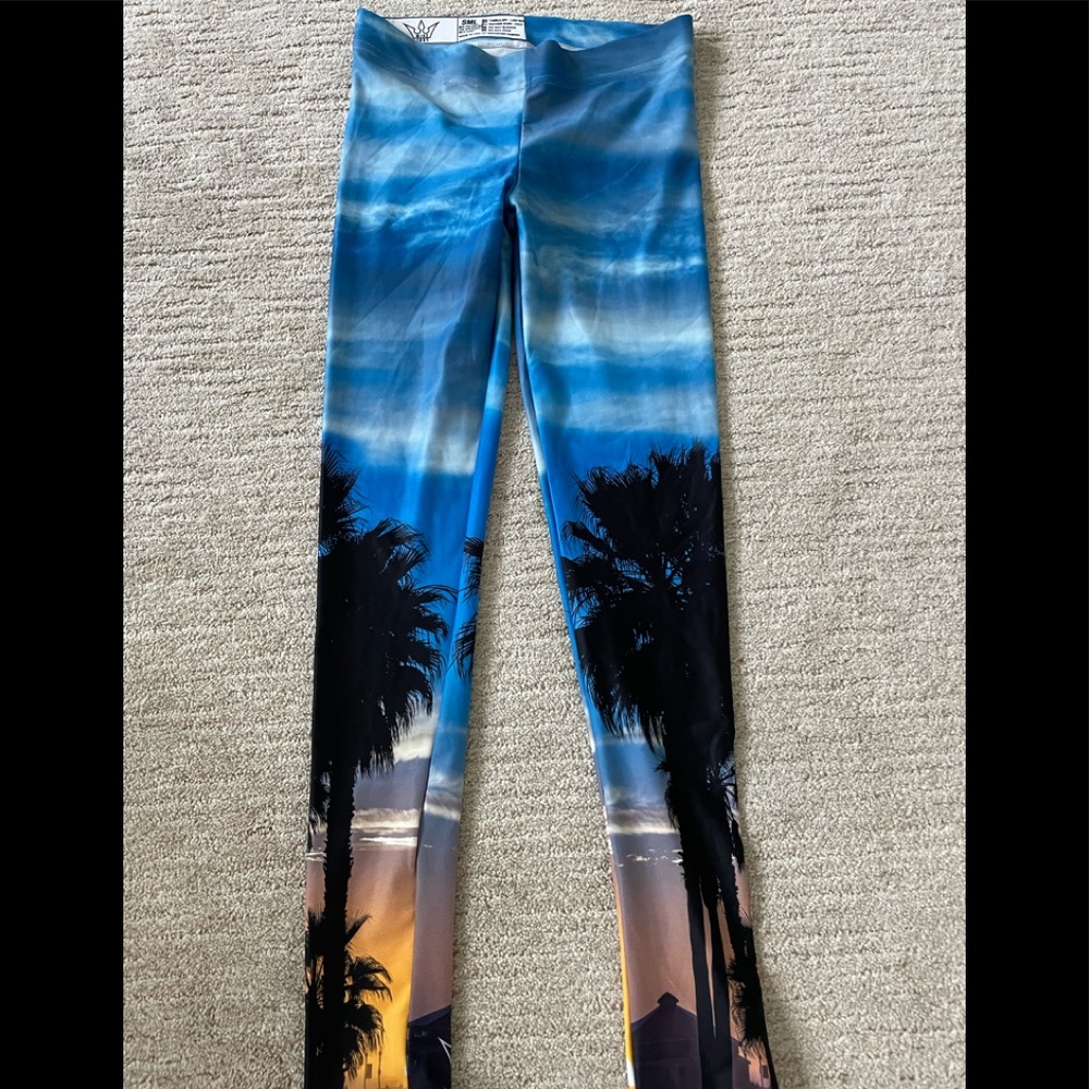 New Palm tree beach sunset yoga pants leggings size Small. Amazing vivid…